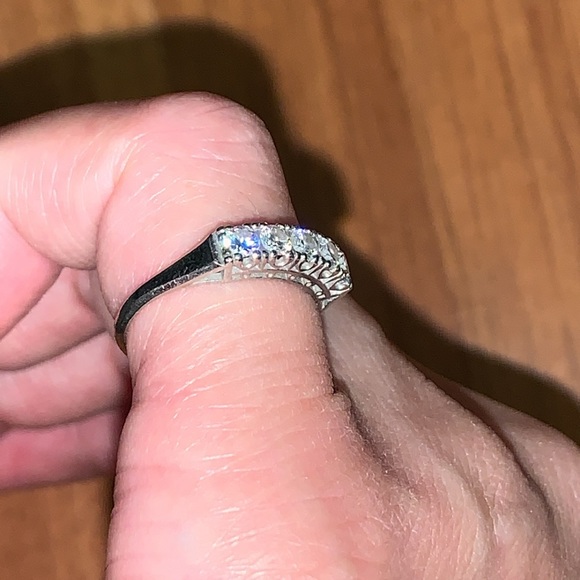 Platinum Ring with Diamonds - Picture 3 of 9